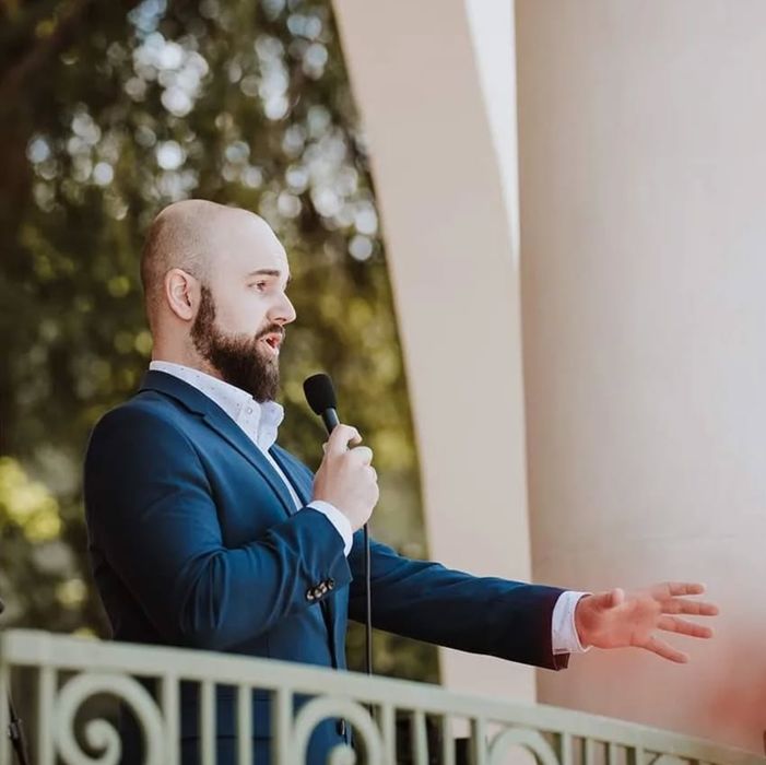 Trening wokalny. Lekcje śpiewu. Gra na pianinie/fortepianie.