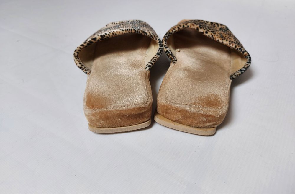 Beżowe kapcie damskie w panterkę odkryte palce 40 wkładka 27 cm