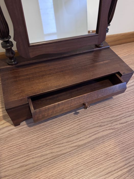 Toucador antigo em madeira maciça com espelho basculante