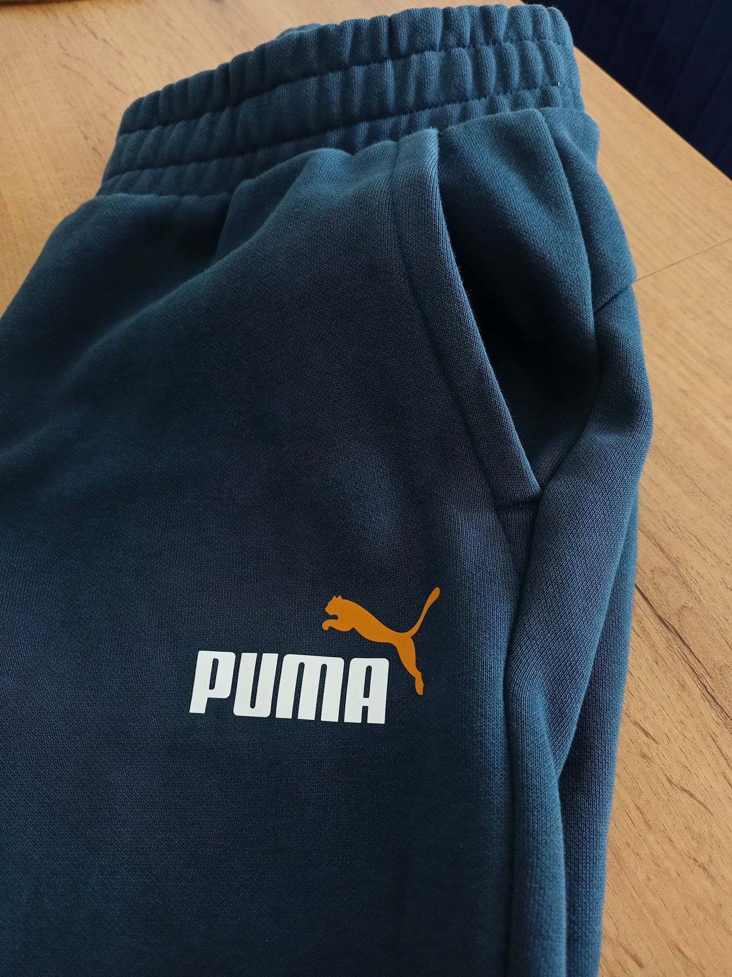 Spodnie dresowe chlopiece rozmiar 164. Firma Puma.