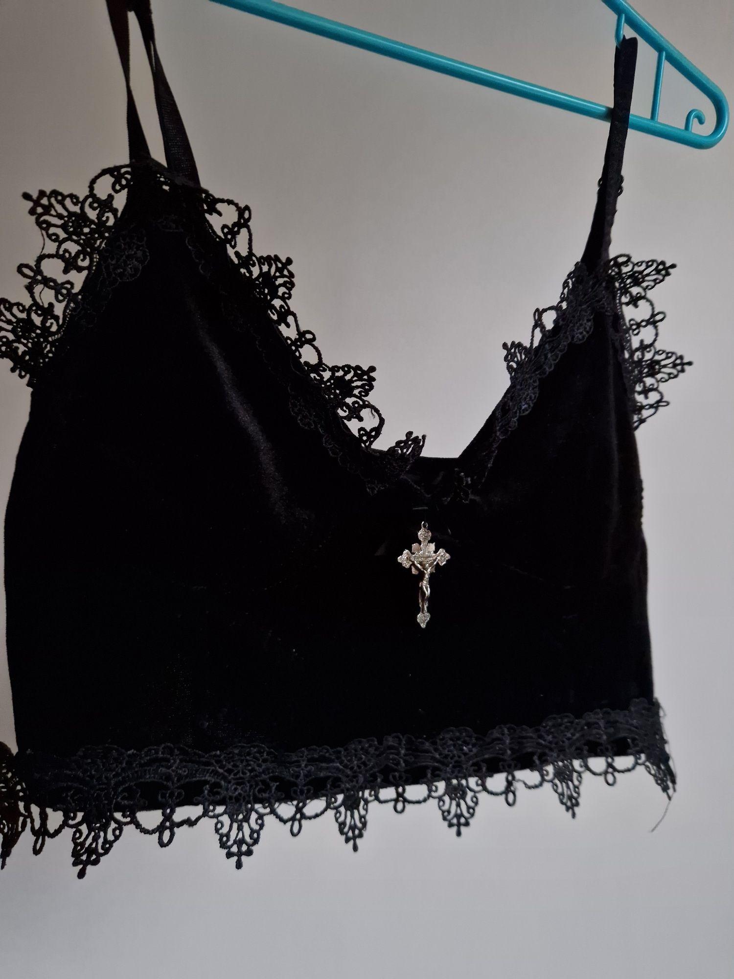 Gotycki crop top z koronkami gotyckim i krzyżem, głęboki dekolt,