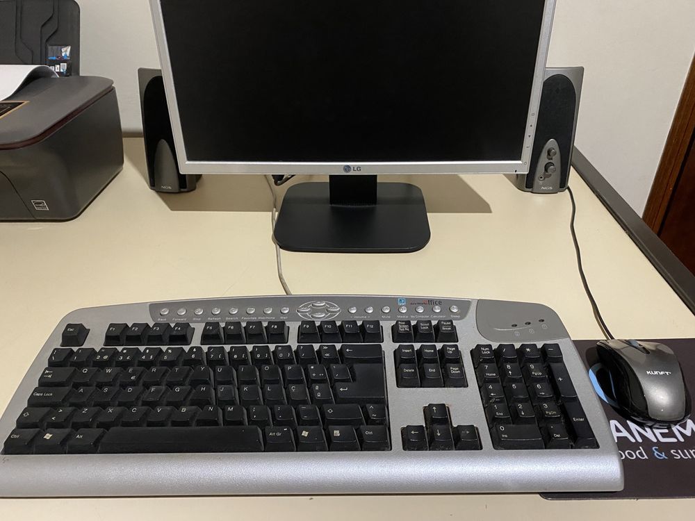 Secretária + cadeira + computador com câmara/teclado e colunas