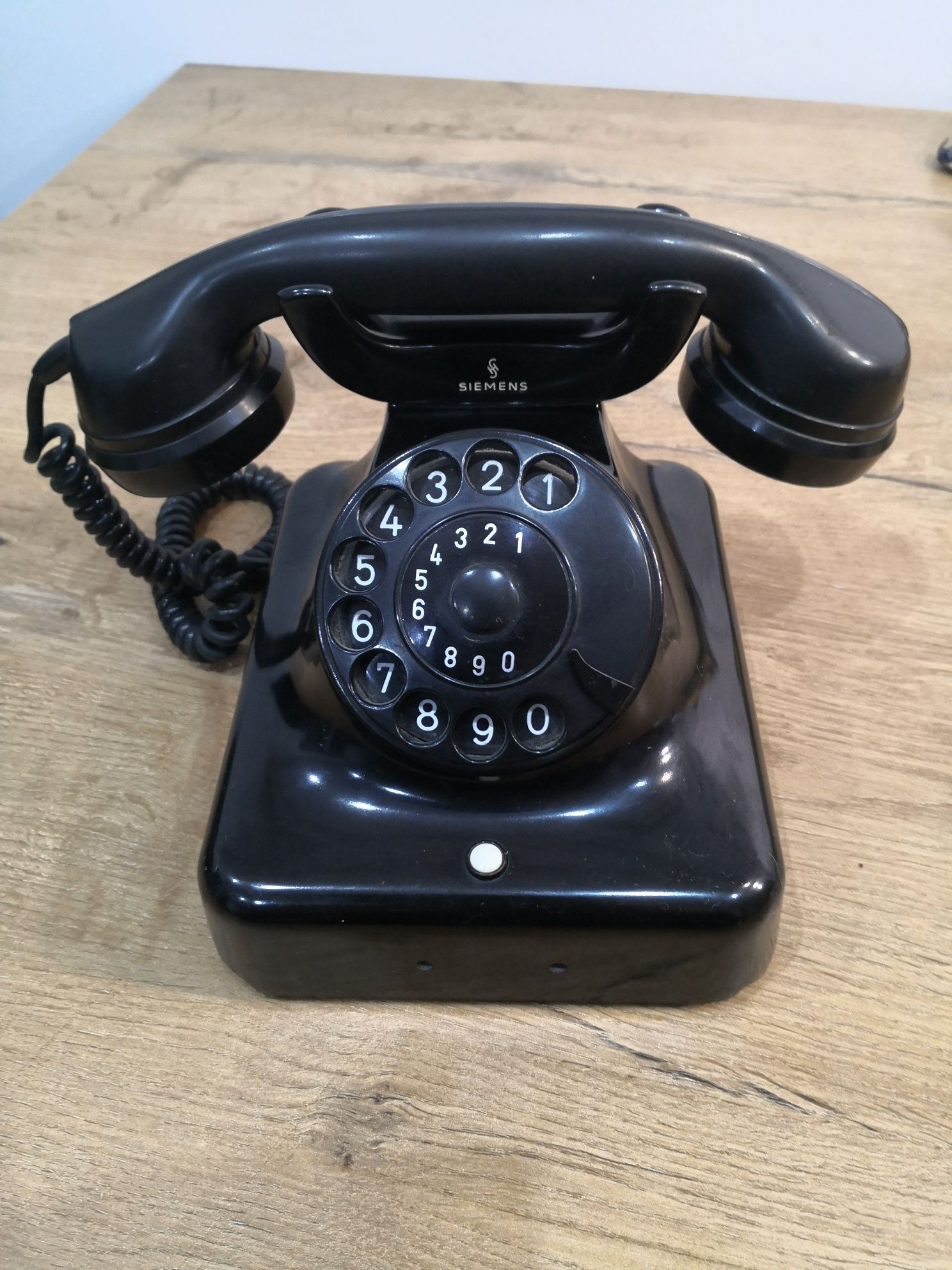 Zabytkowy telefon Siemens FG SK 54 z 1954 r