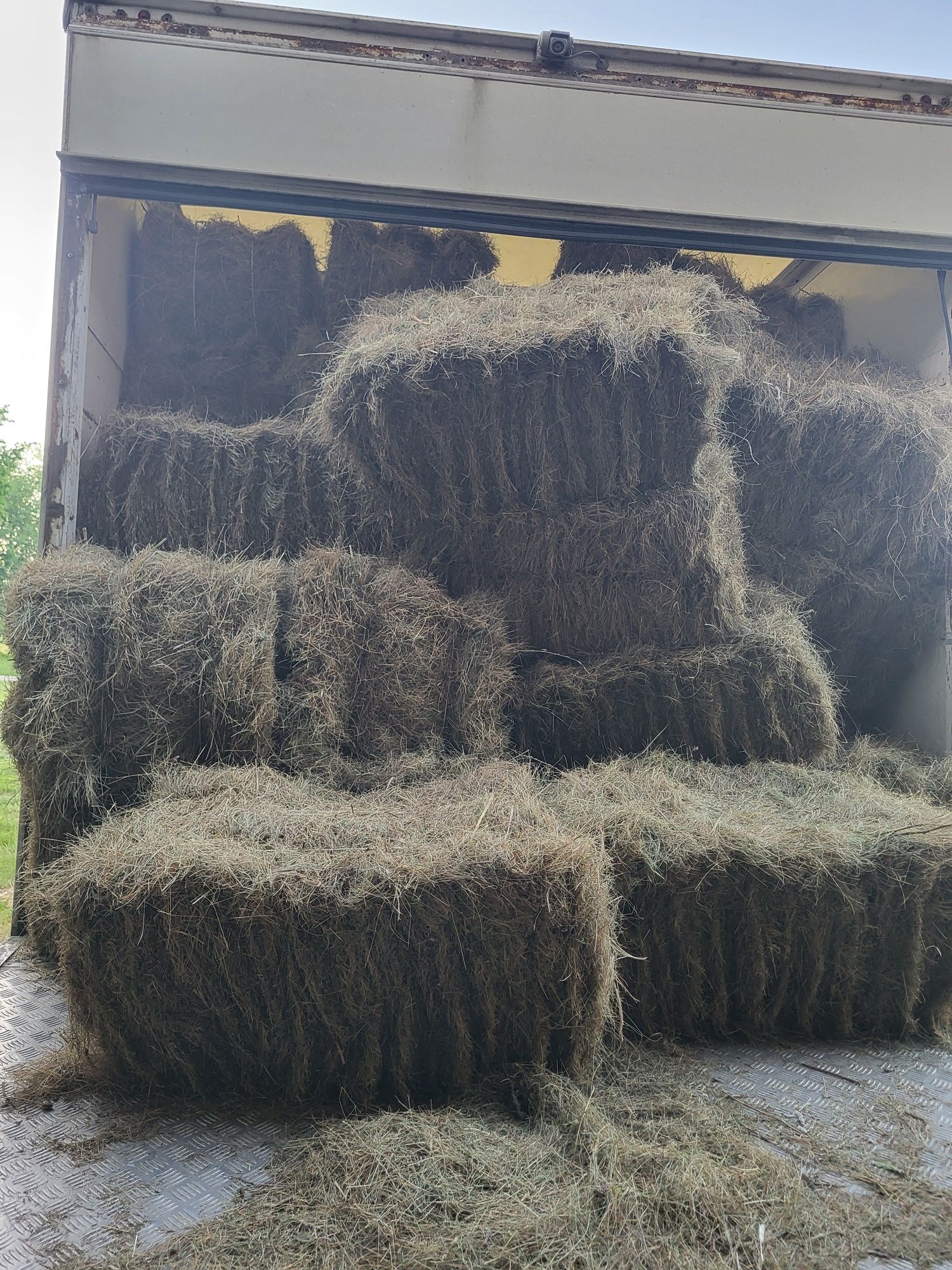 Продам суху траву в тюках