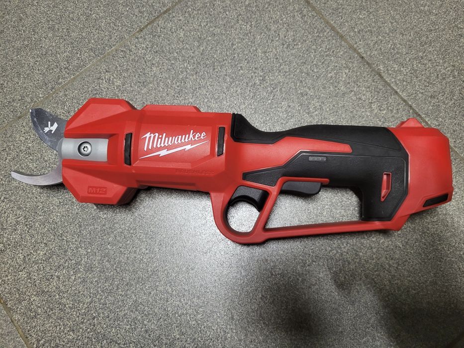 Milwaukee 2534 садові ножиці нові та б/у