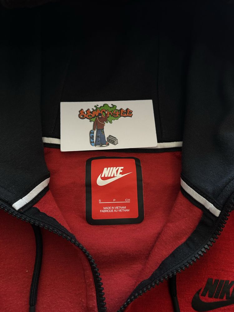 Nike tech fleece S Carhartt style
