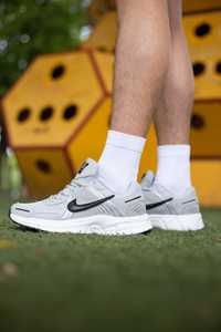 Чоловічі кросівки Nike Vomero сірого кольору