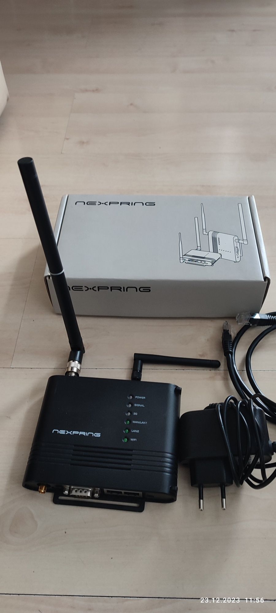 Router Nexpring NP10Mz akumulatorem i slotem karty SIM.
