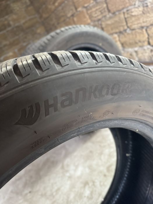 Майже нові зимові шини 235/55 r18 Hankook