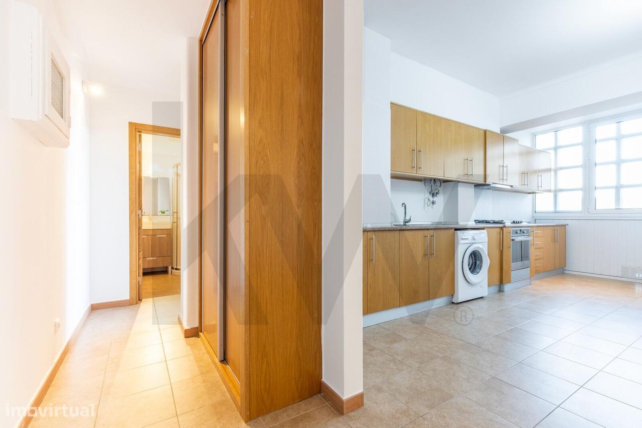 Apartamento T1 transformado em T2 na Av. Estados Unidos da América.