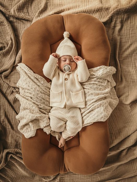 Fizjo kokon niemowlęcy snuggle beżowy me biały teddy baranek organic