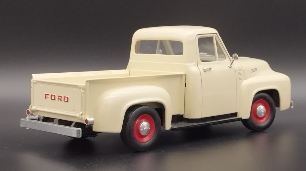 1:18 Road Legends  Ford Pick Up 1953 Colonial White model