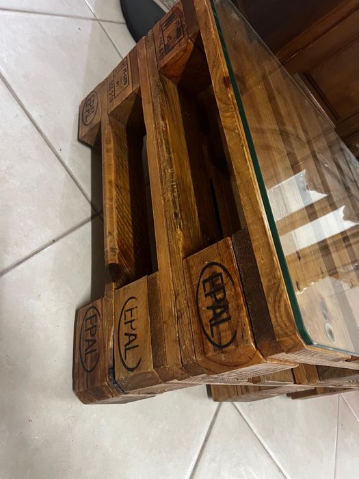Mesa de centro em paletes com tampo de vidro e rodas
