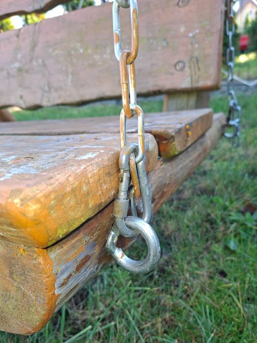 Drewniana solidna huśtawka ogrodowa