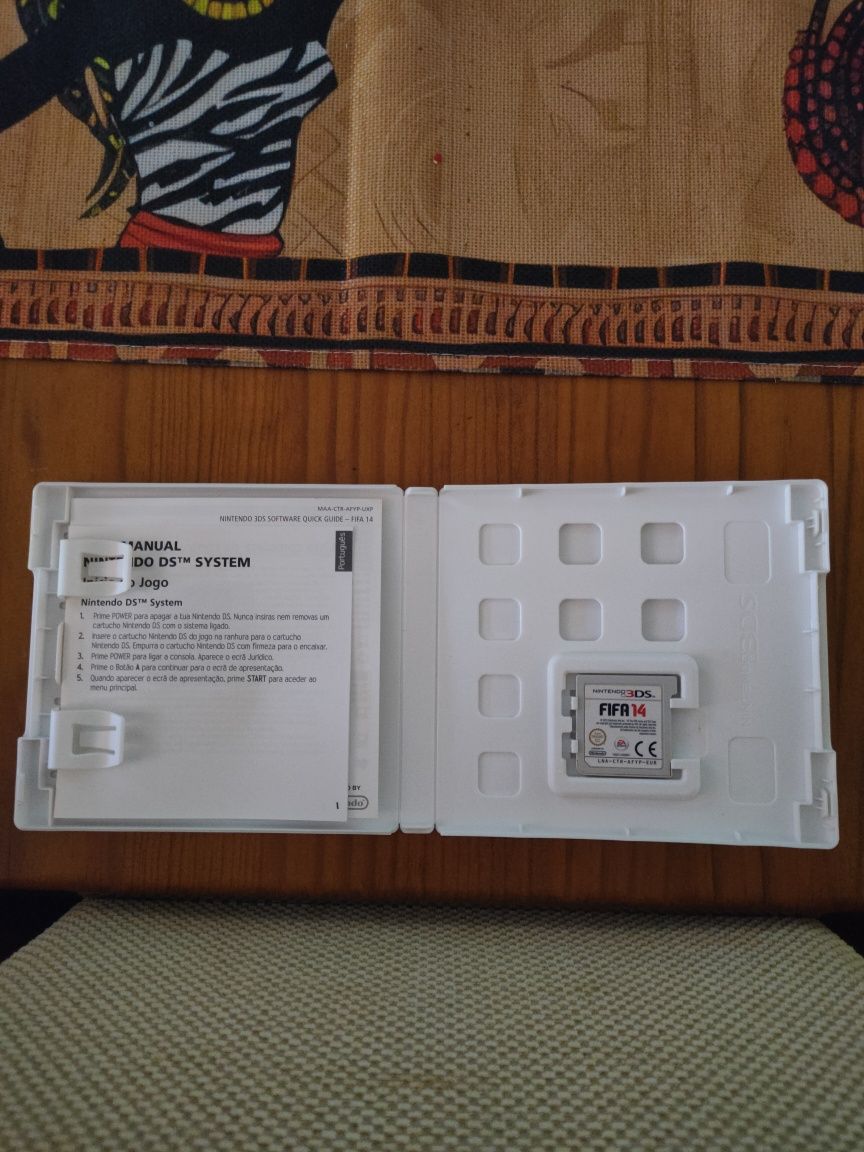 Nintendo 3DS XL com cartão de memória, capa, carregador e 4 jogos
