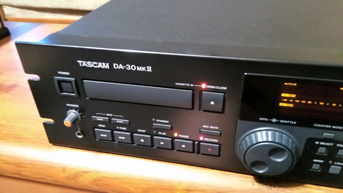 Profesjonalny magnetofon cyfrowy DAT Tascam da-30 MK II