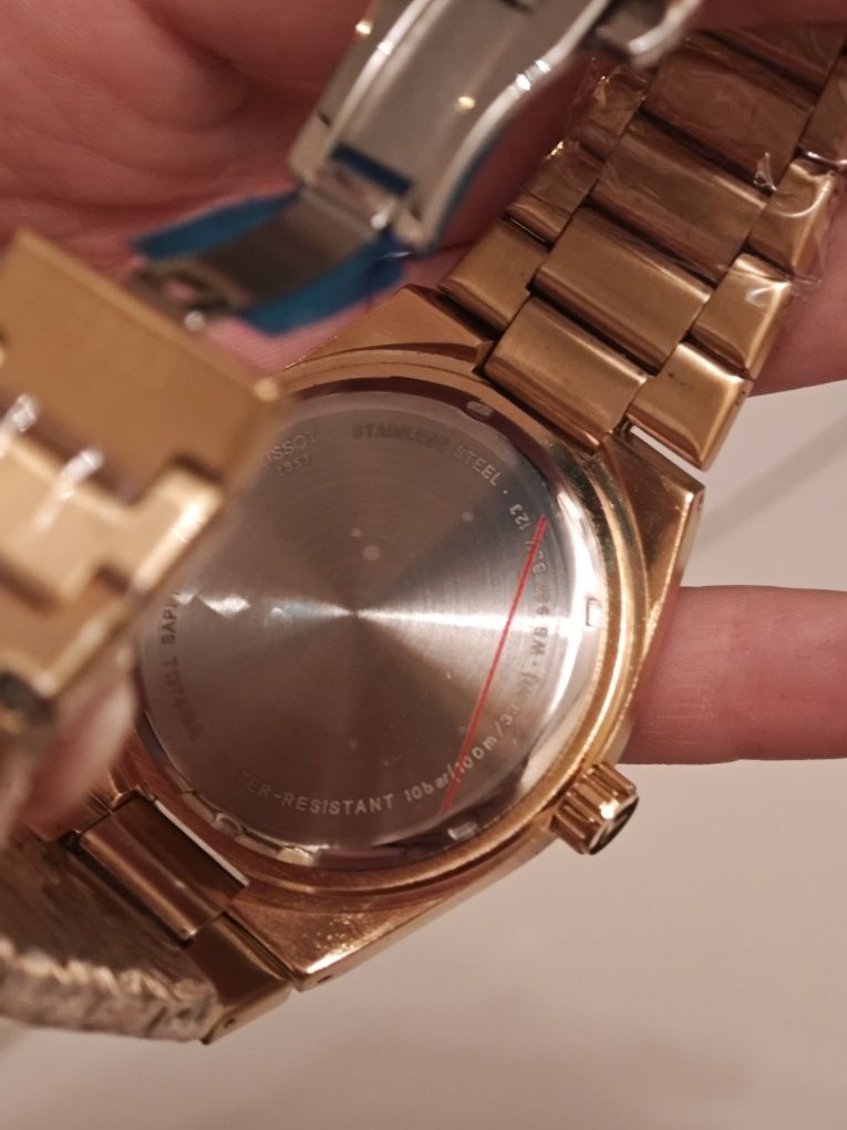 Relógio em aço dourado