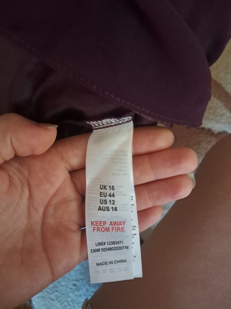 Sukienka w kolorze śliwkowym na wesele