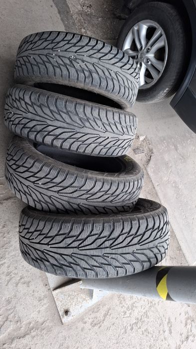 Шини зимові 215 60 р17 , Starmaxx