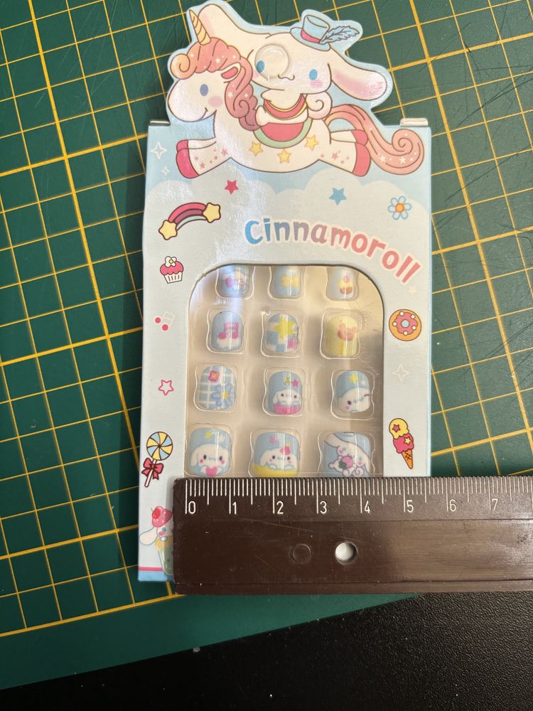 Tipsy niebieskie paznokcie cinnamoroll sanrio