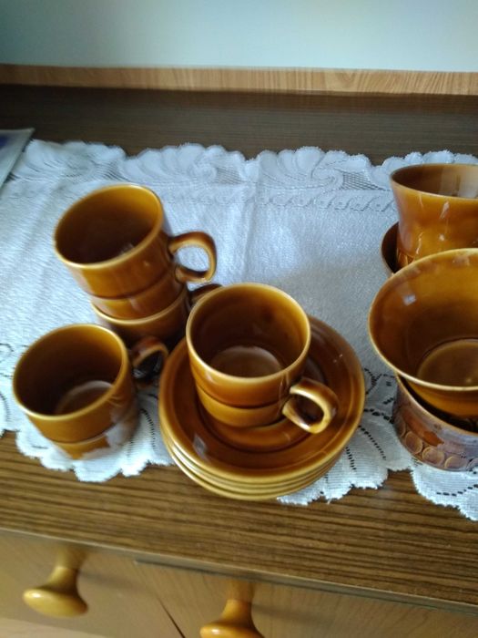 sprzedam kubki , talerzyki 19 części za 30 zł