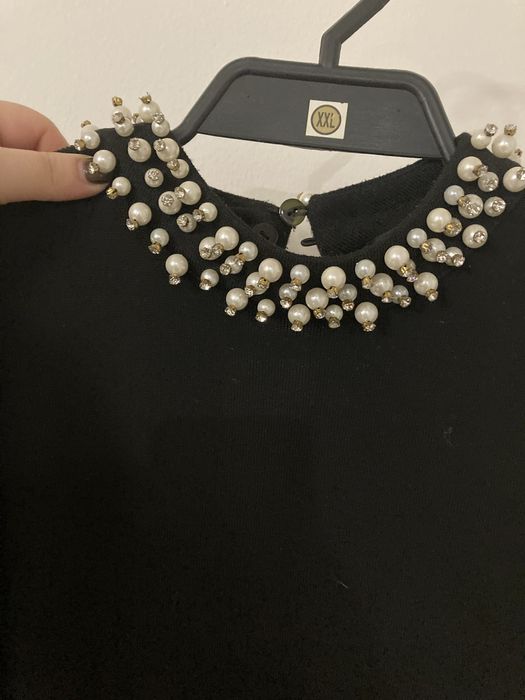 Чорна коктельна сукня з перлинами