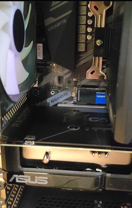 Топова материнська плата - Gigabyte X570 UD
