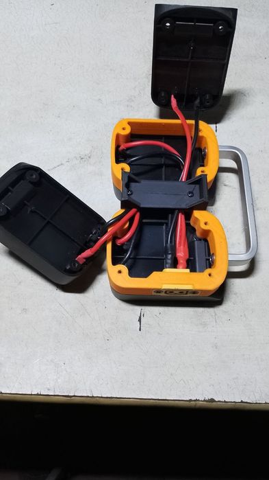 Кейс - адаптер для батарей DeWalt. Параллельное соединение 4-х.