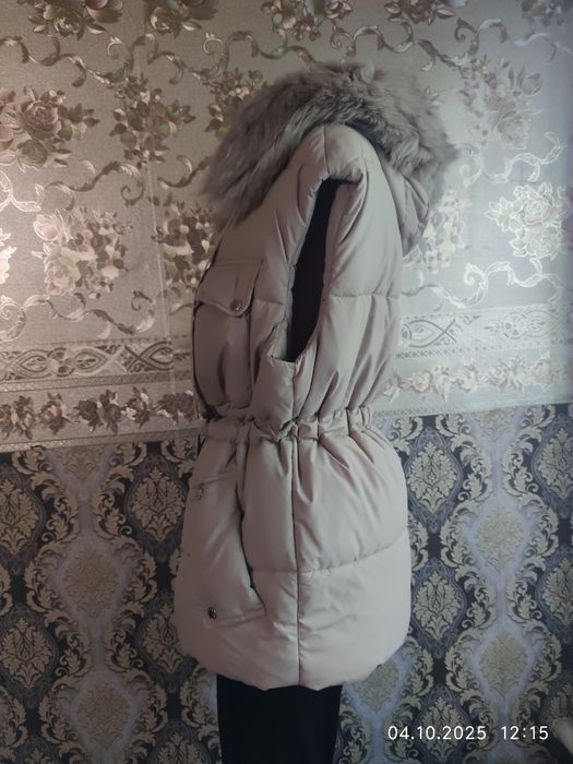 Бежевий пуховий жилет із хутряним капюшоном бренду Woyz.