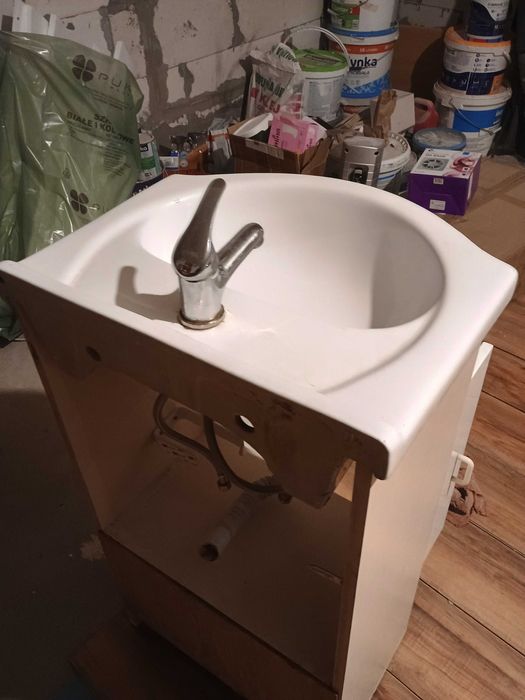 Umywalka z szafka i baterią