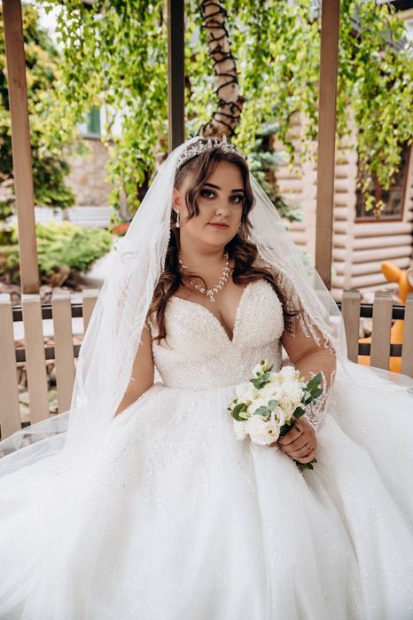 Весільне плаття з шлейфом