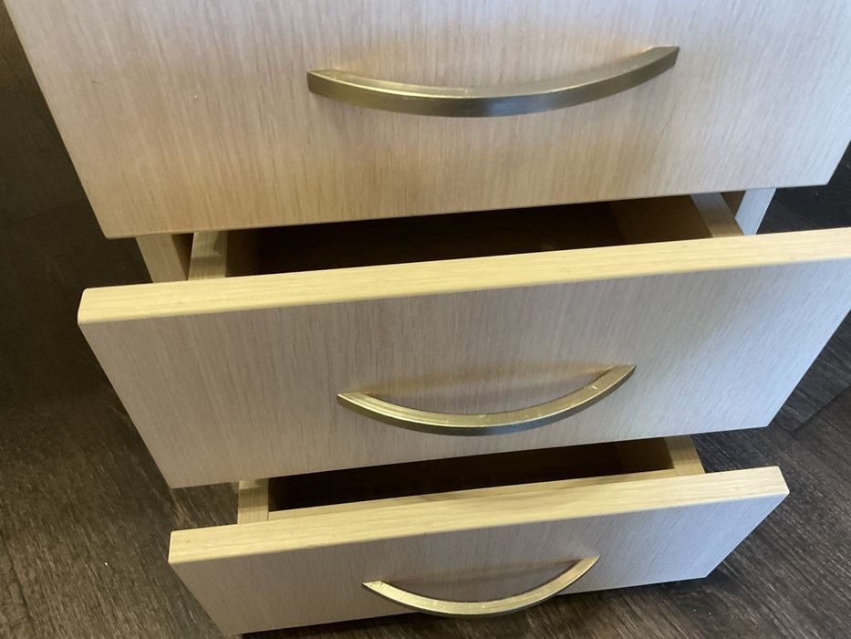 Продам маникюрный стол.