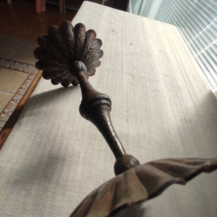 Par de castiçais, muito antigos em ferro* RESERVADO *