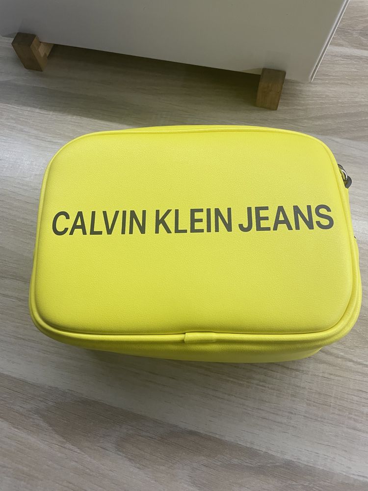 Torebka Calvin Klein camera bag żółta neon