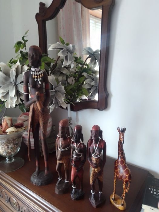 Estatuetas africanas,figuras femininas em madeira,e girafa.
