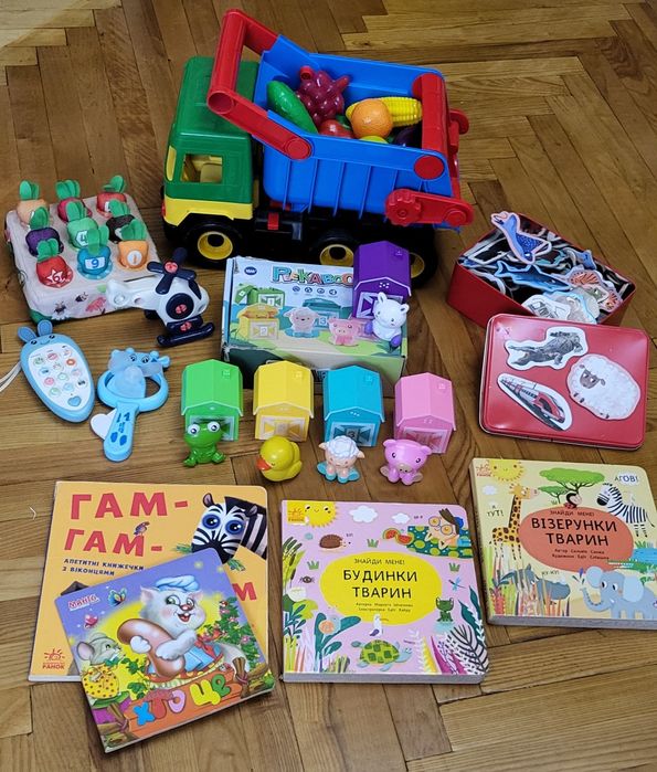 Набір магнітів, вантажівка з фруктами, книжки з віконцями, сортери