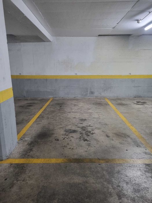 Arrenda lugar estacionamento parqueamento Estrada Falagueira Amadora