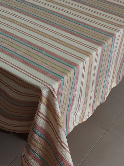 Toalha  de mesa aberta  bom tecido cores alegres