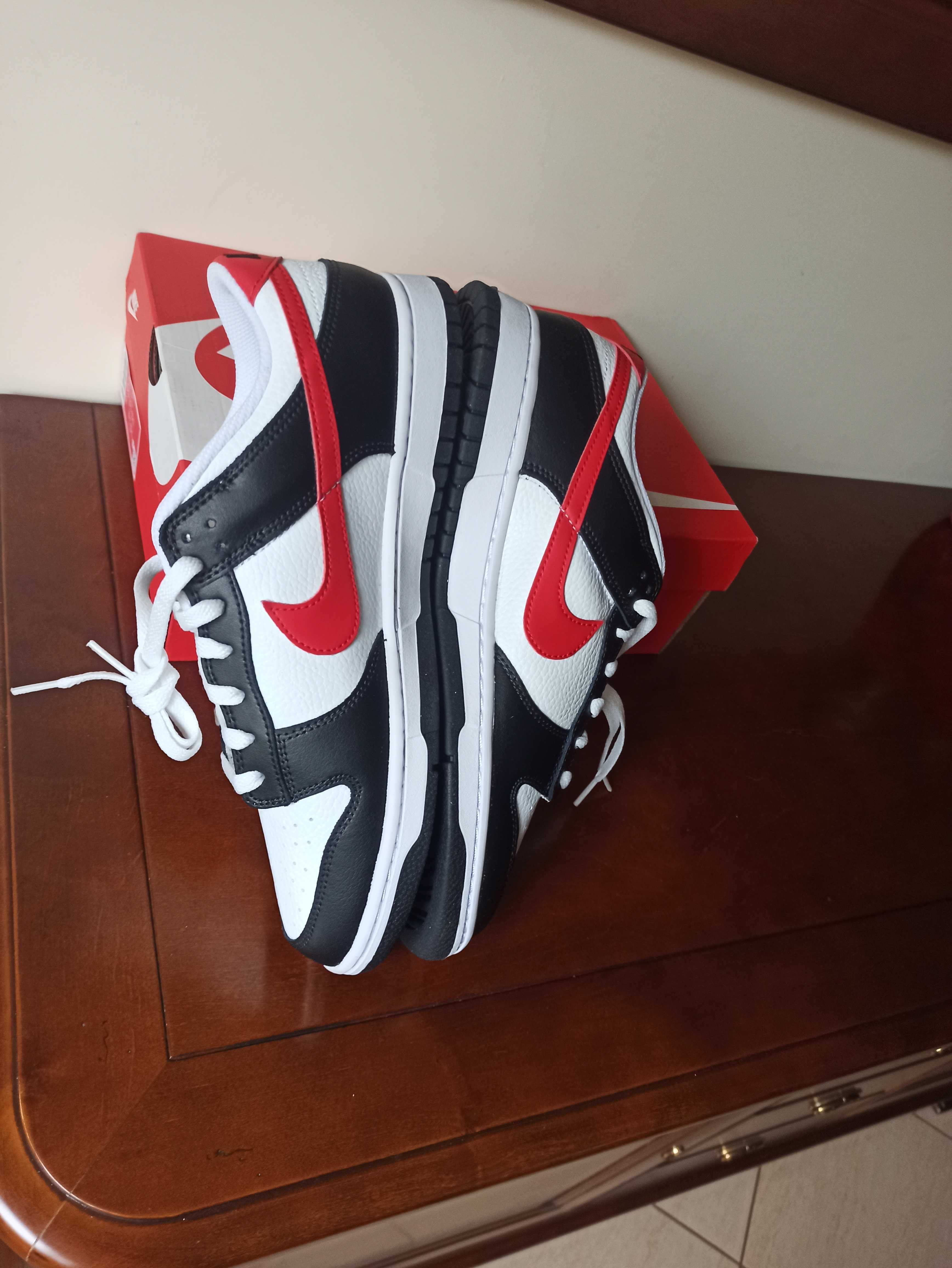 (r. Eur 45 - 29 cm) Nike Dunk Low Retro Red Swoosh Panda FB3354,-001