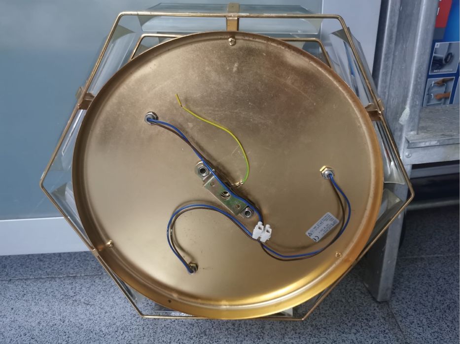 Cadeeiro de teto em bom estado de conservacao