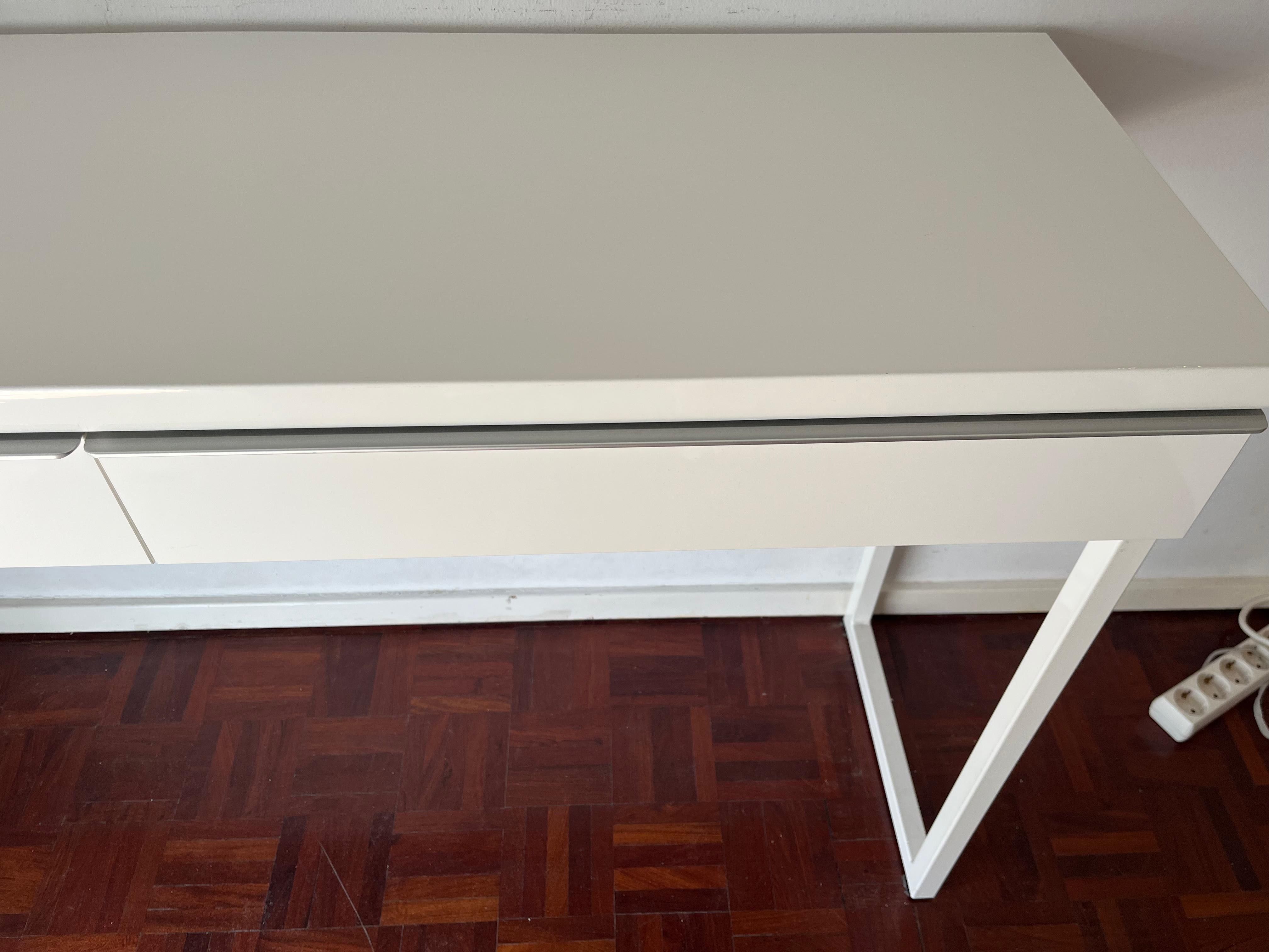 Secretária branca IKEA