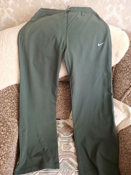 Жіночі спортивні брюки Nike