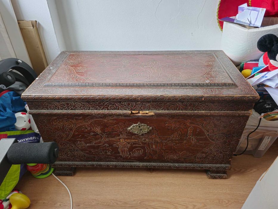 Arca antiga ,gravurada com desenhos de jesus cristo