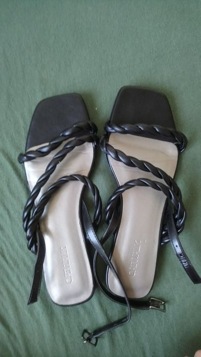 Czarne sandały deichmann