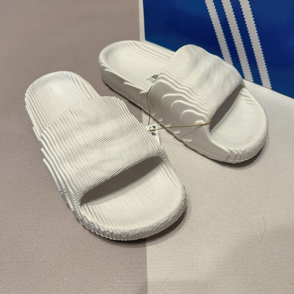 Нові шльопки тапочки Adidas adilette білі 42 і 46 розмір