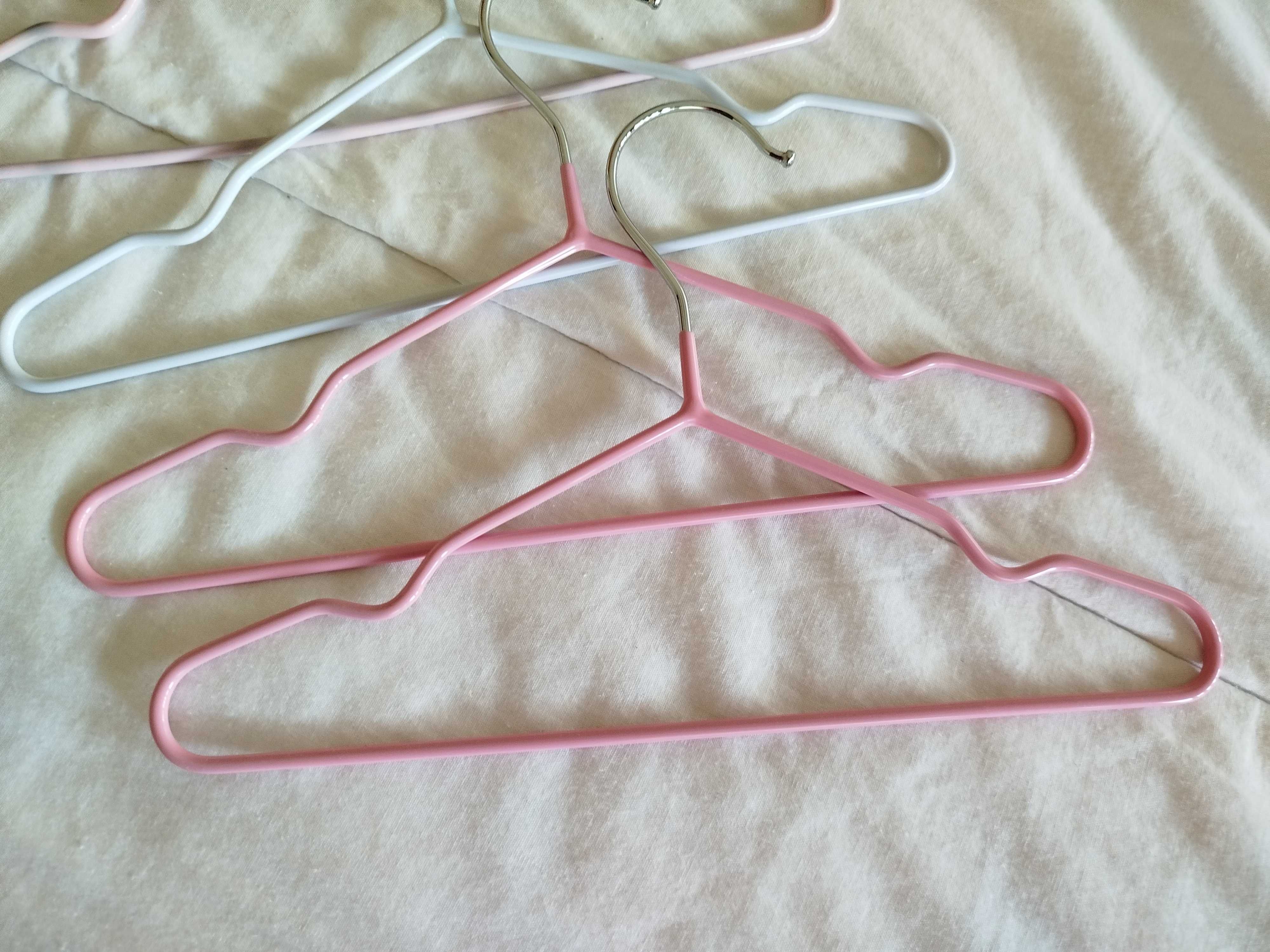 Cruzetas coloridas de roupa de criança