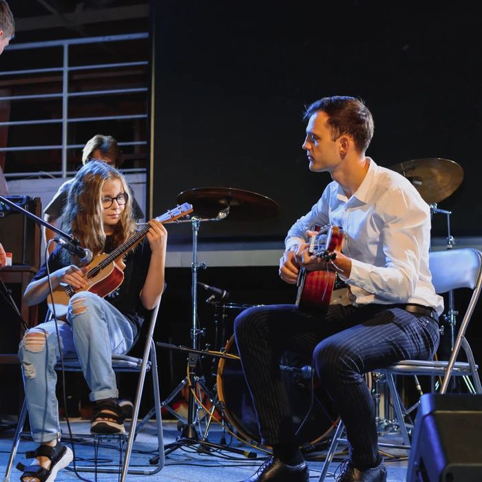 Уроки гітари, фортепіано та укулеле