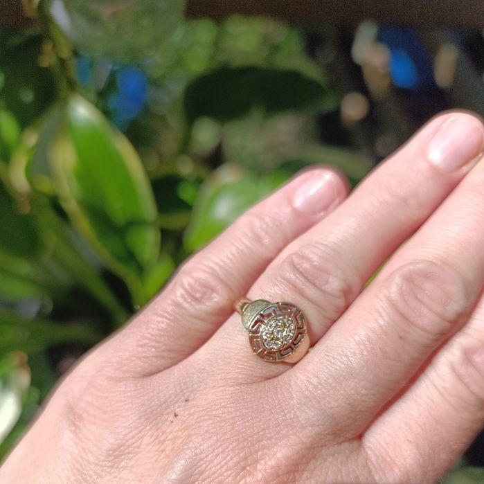 Pierścionek ze złota z cyrkoniami, wzór grecki