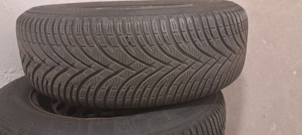 4x całe Koła 215/65/r16 z czujnikami powietrza.