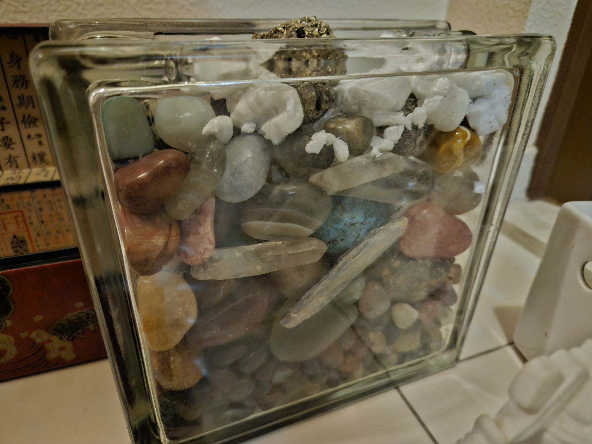 Caixa com muitiplos e variados minerais